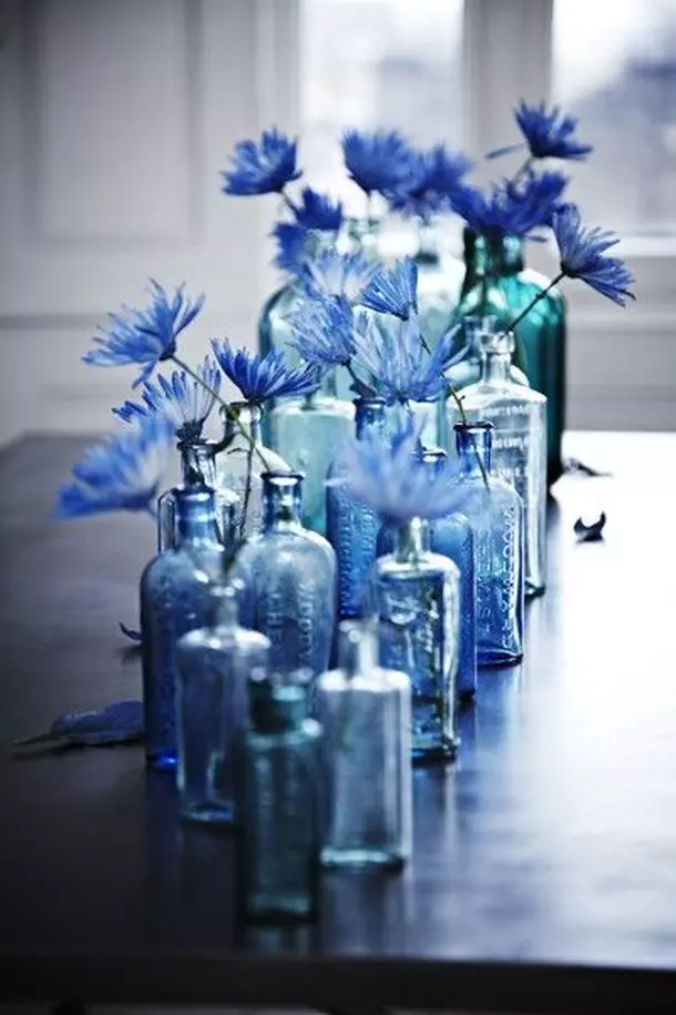 Centrotavola con bottiglie blu