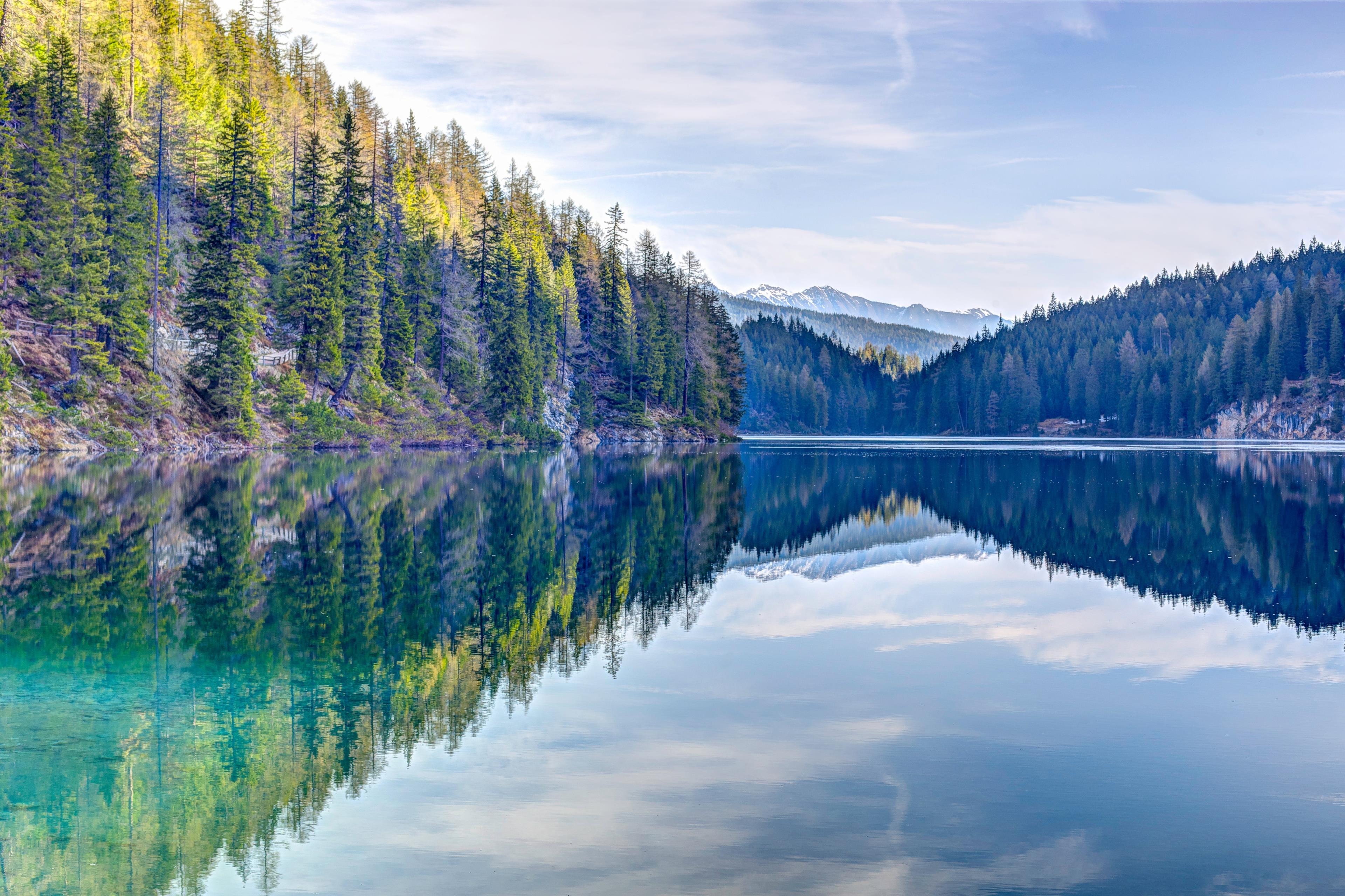Panorama naturalistico di un lago tra le montagne