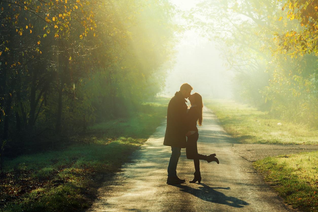 Fidanzati si baciano lungo un sentiero