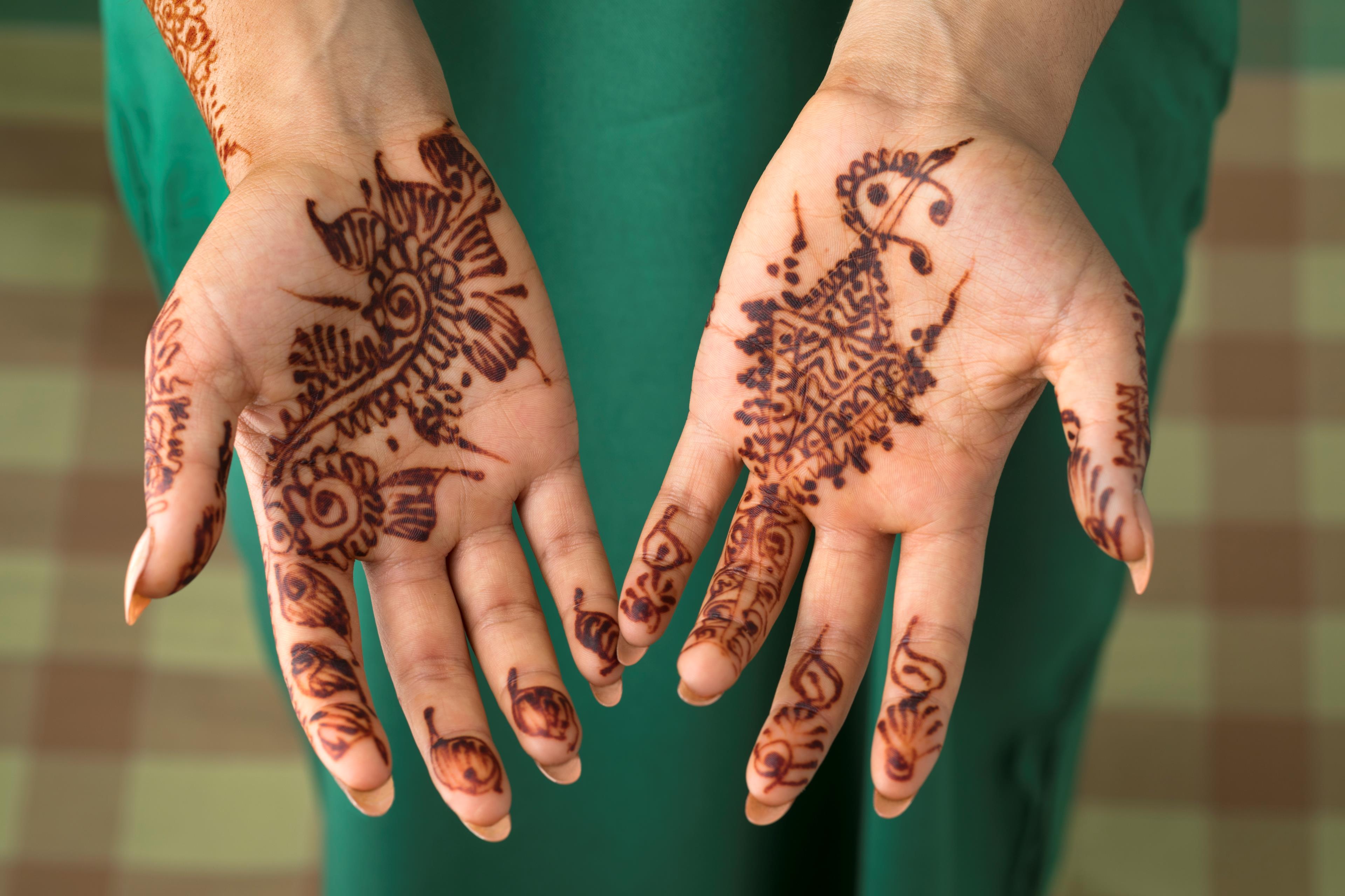 Tatuaggio con l'henné sulle mani