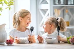 Colazione sana per bambini: la guida agli alimenti giusti e le ricette