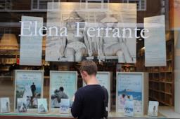 Una vetrina dedicata a Elena Ferrante