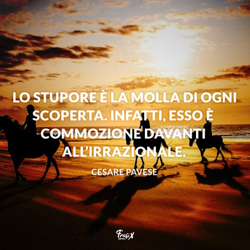 Persone passeggiano a cavallo al mare