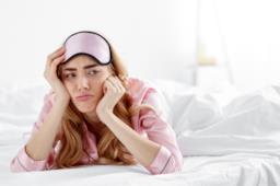 Svegliarsi già stanchi: le cattive abitudini che non ci fanno dormire bene