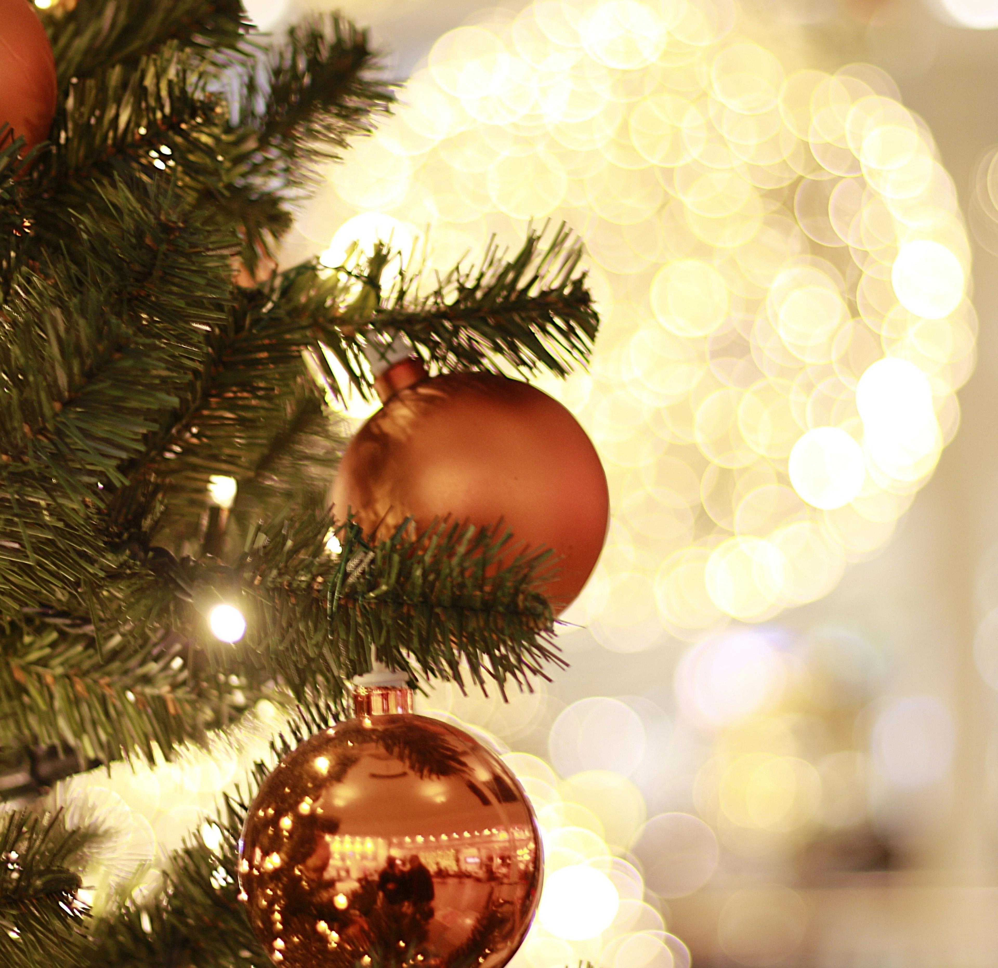 Albero di Natale con palline oro e argento in primo piano 