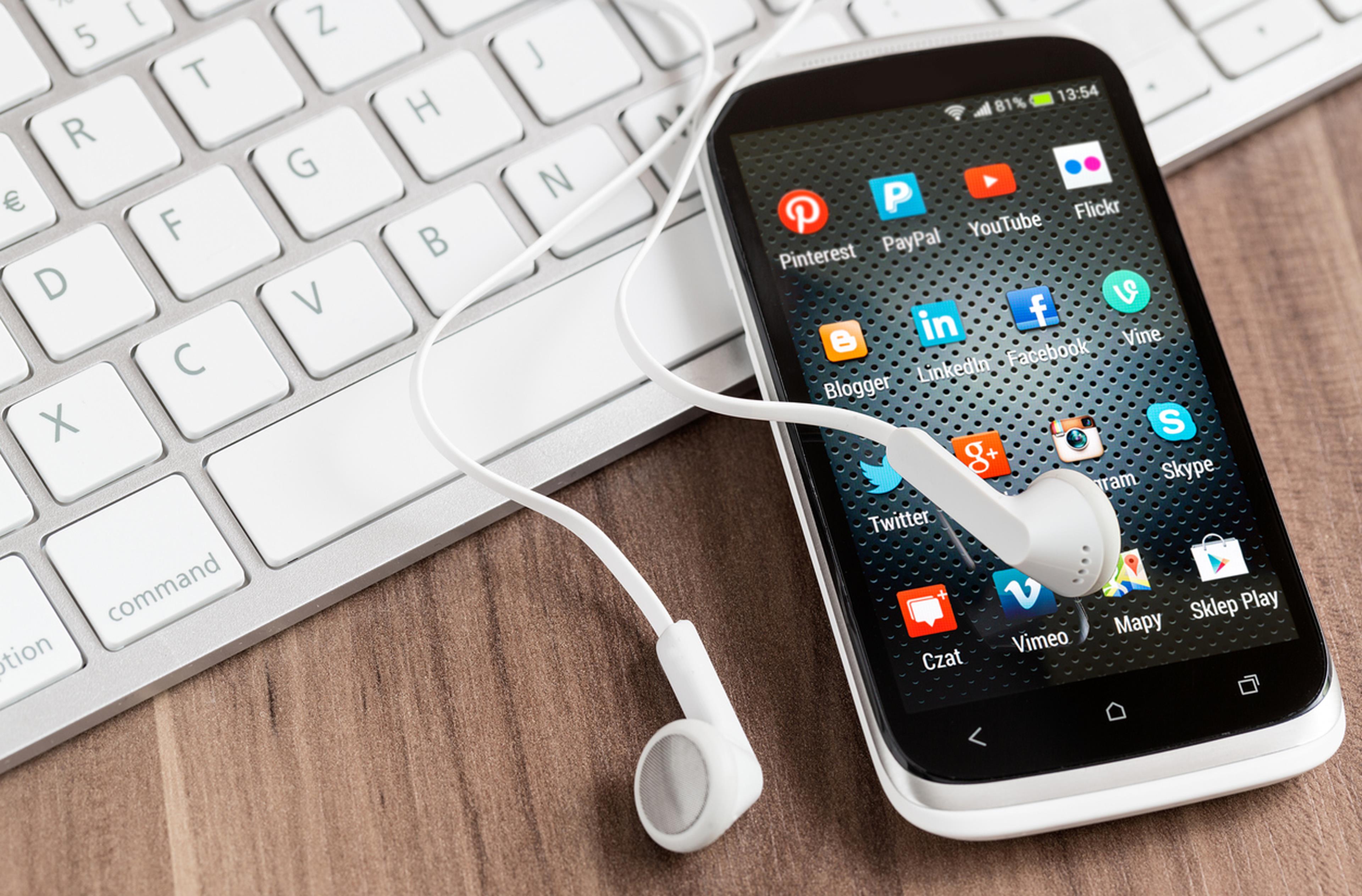 Smartphone con le icone dei social in primo piano