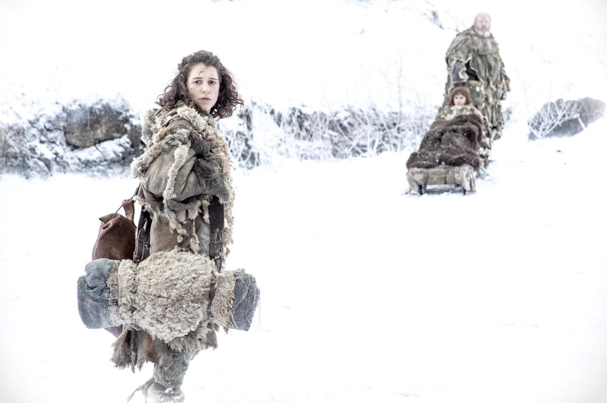 Donna cammina nella neve