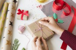 Natale: idee per realizzare pacchetti regalo e biglietti d’auguri fai da te
