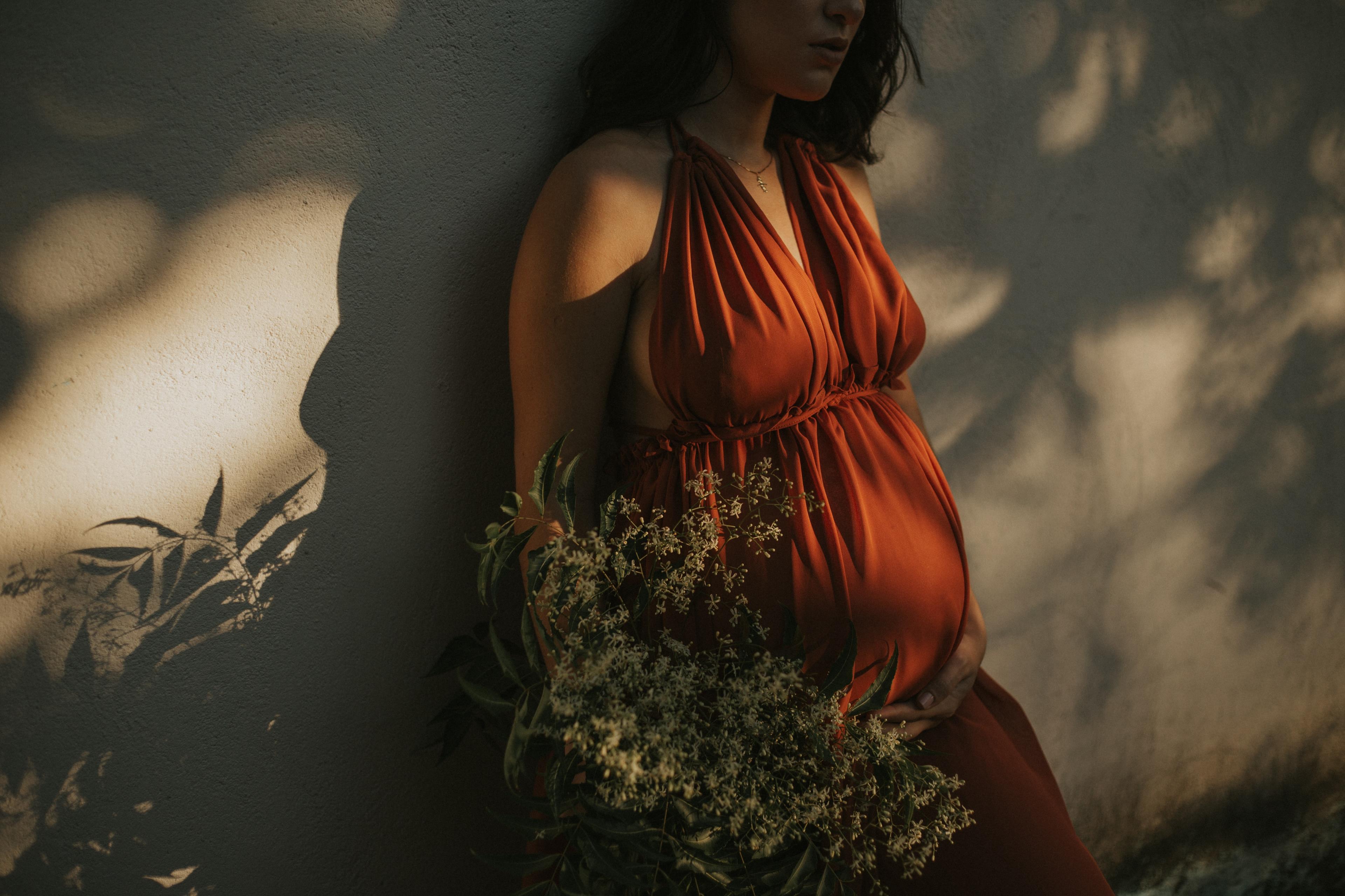 Fotografia artistica di una donna incinta