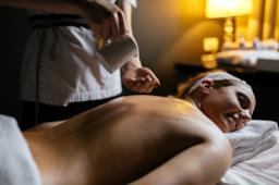 Oli profumati essenziali per massaggi erotici: quali sono, quali comprare e come usarli