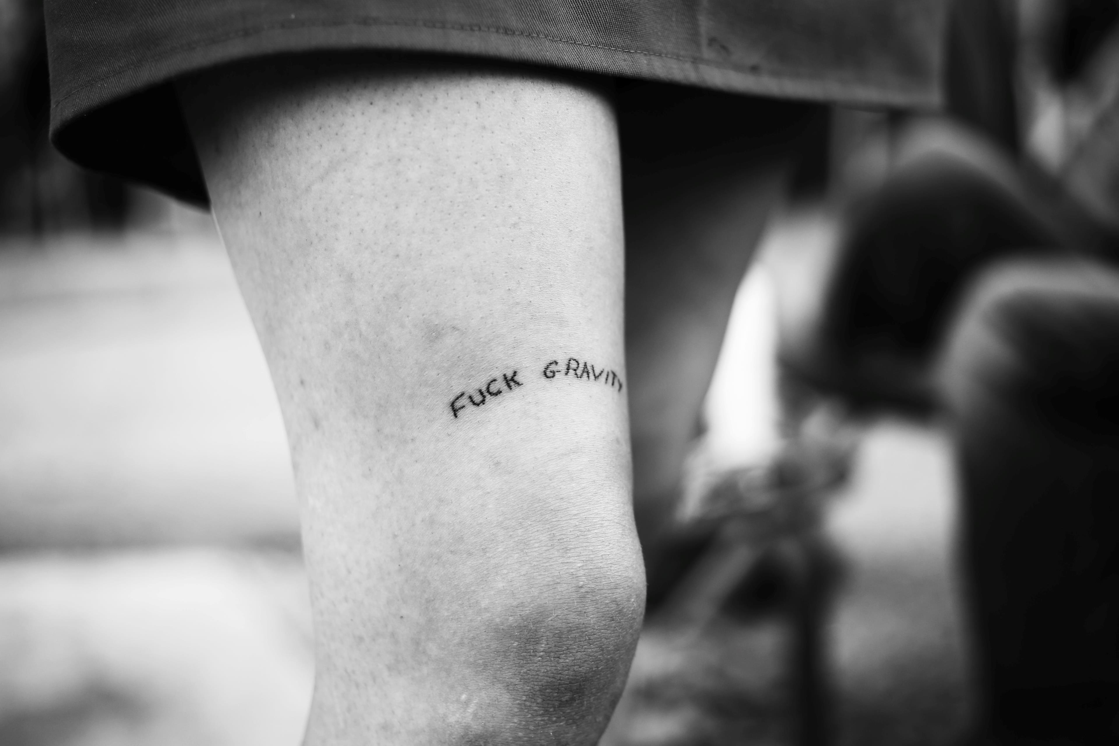 Tatuaggio con scritta Fuck Gravity