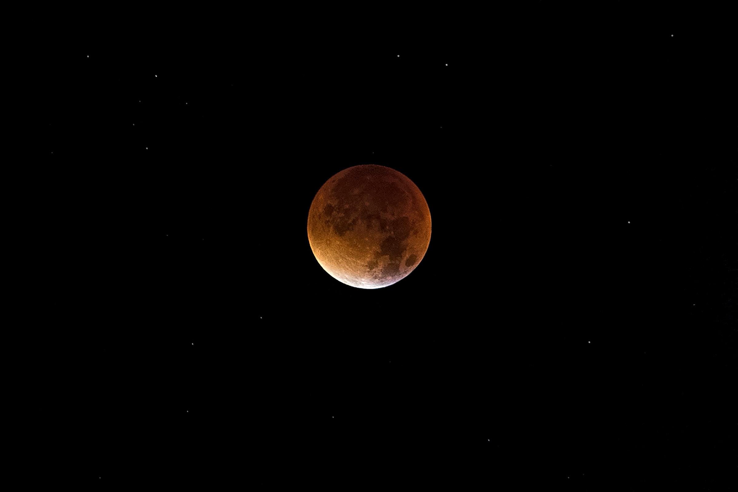 Copertina frasi con eclissi di luna