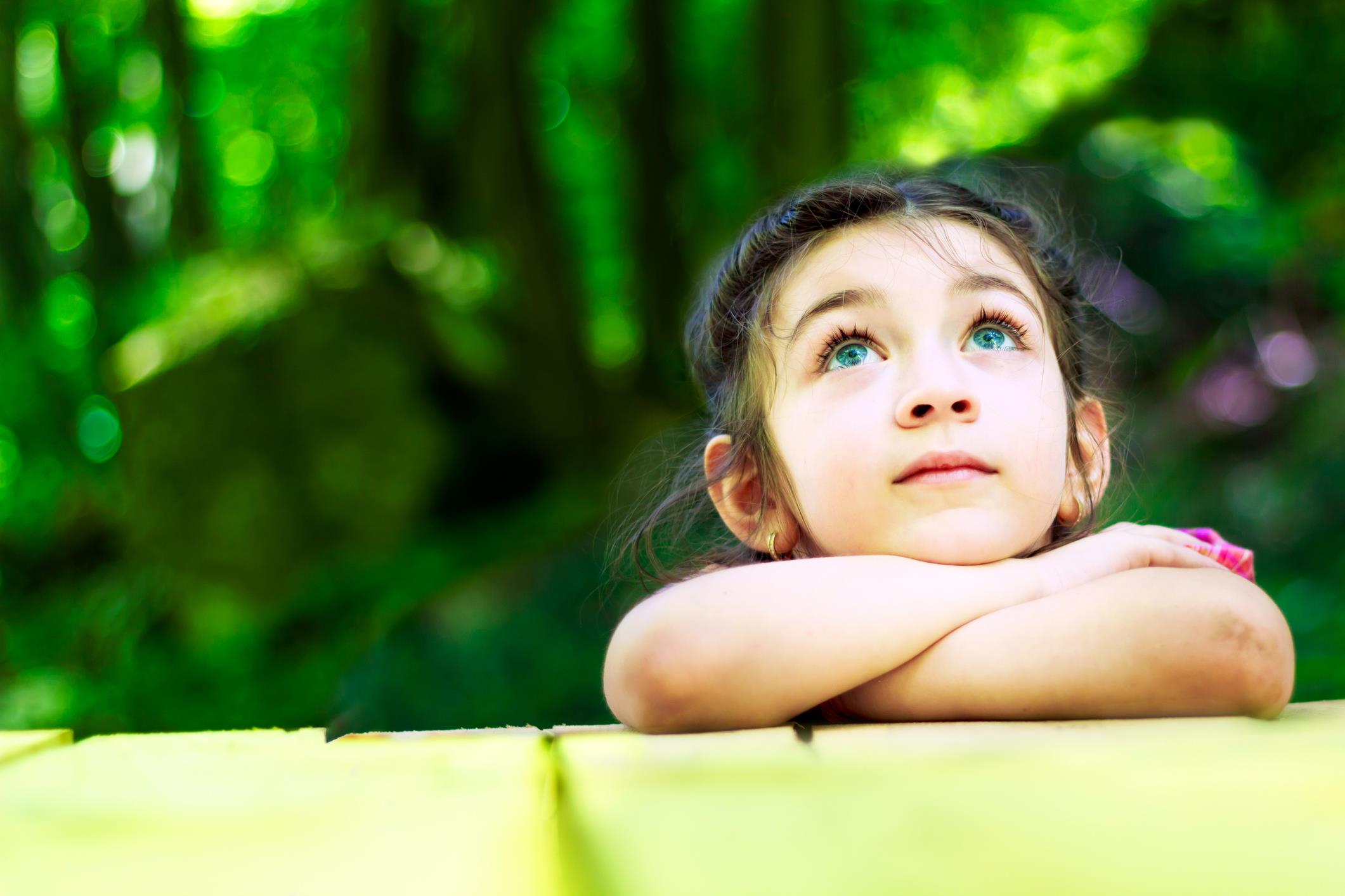 Primo piano di bambina pensierosa