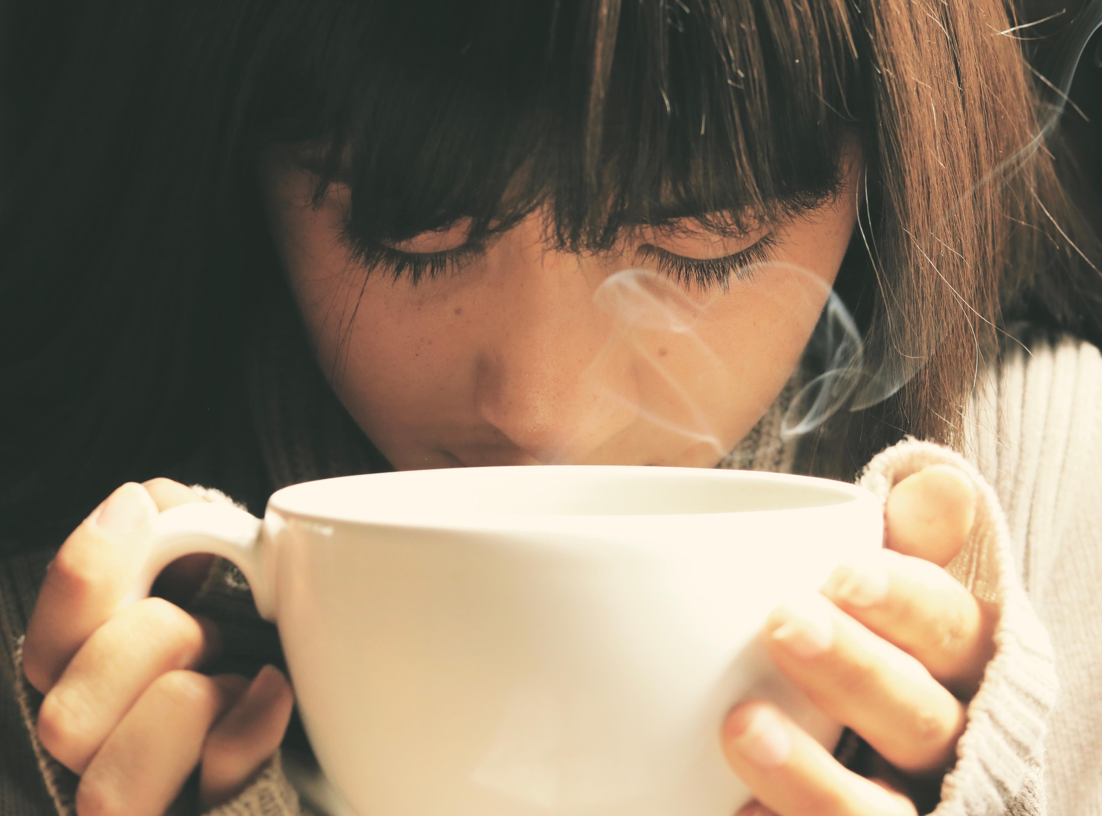 Ragazza che beve tisana drenante