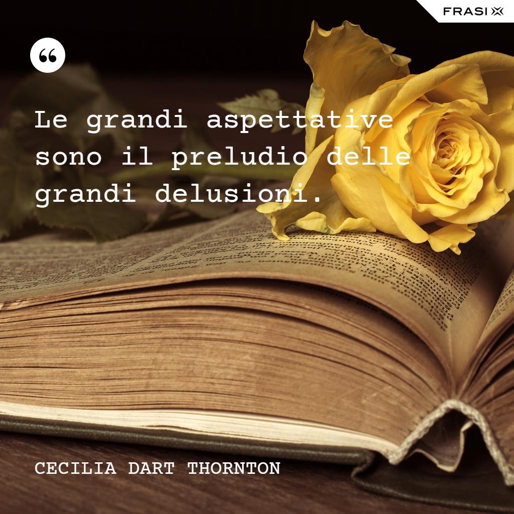 Immagine rosa e libro con citazione Le grandi aspettative sono il preludio delle grandi delusioni.