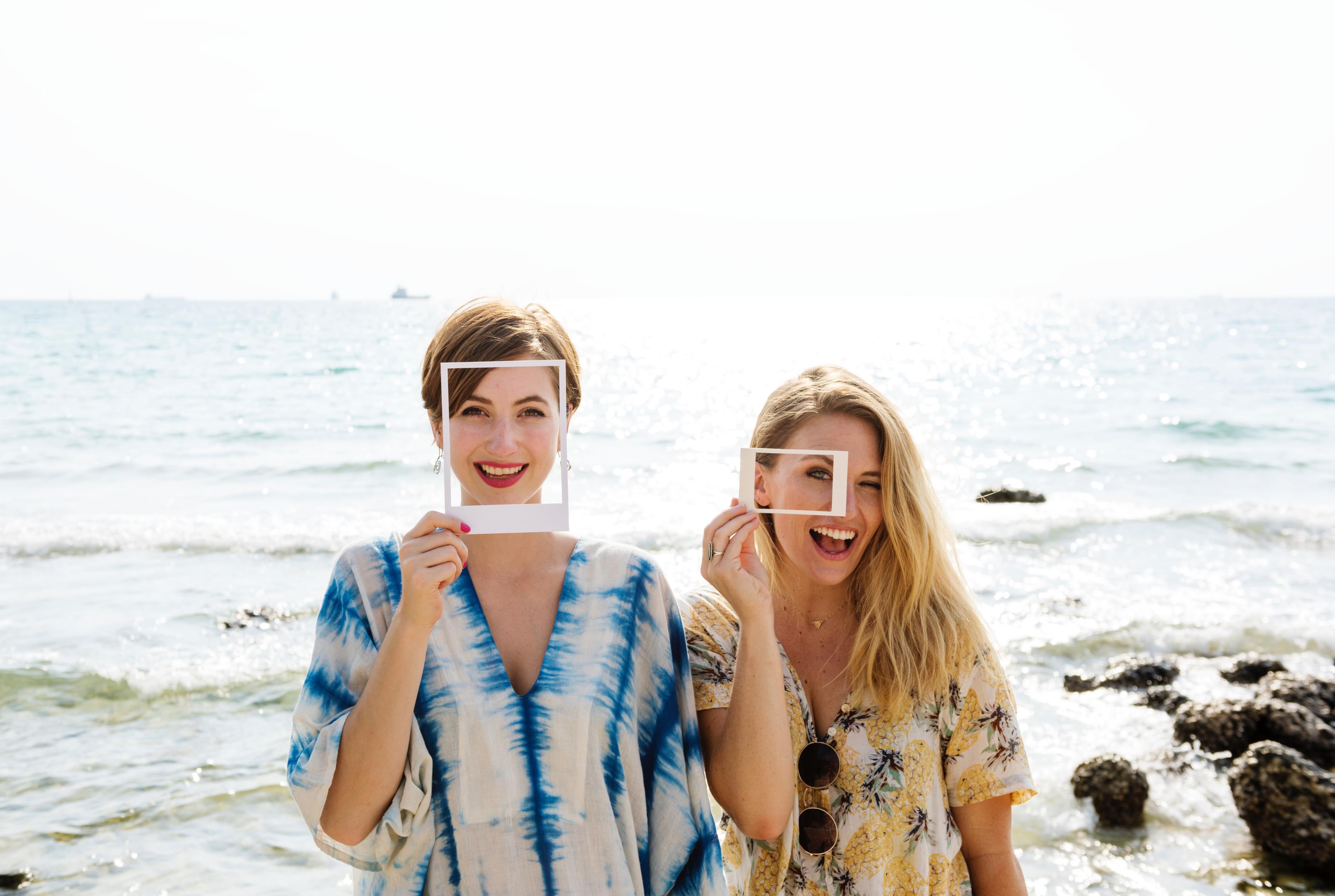 Due donne sorridono davanti l'obiettivo