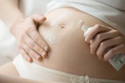 Come eliminare le smagliature in gravidanza: cause, consigli e rimedi per le future mamme