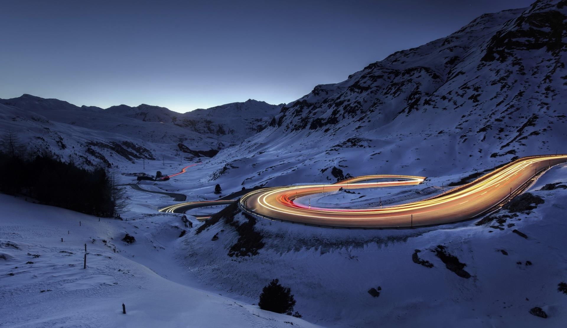 Una strada alpina di notte - Sfondi per PC, iPhone, Android e profilo WhatsApp da scaricare 
