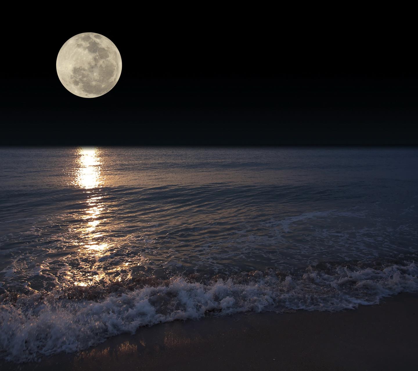 La Luna su una spiaggia - Sfondi per Android, i più belli da scaricare gratis