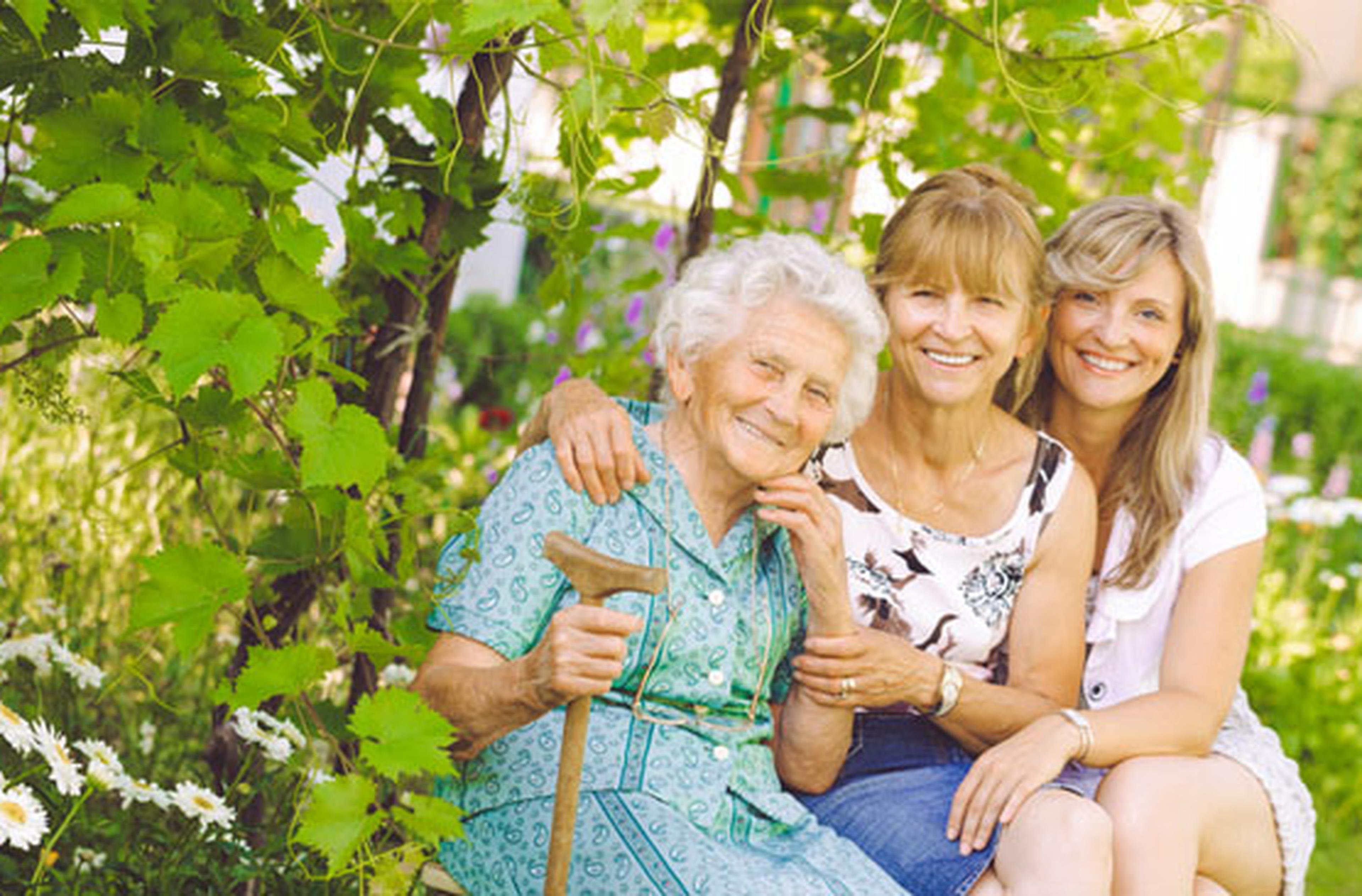 Tre donne di fianco: nonna, mamma e figlia - Immagini per la Festa della Donna