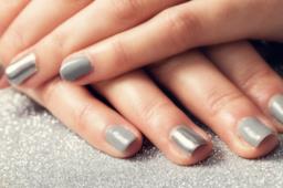 Nail art silver: come fare le unghie color argento e a specchio