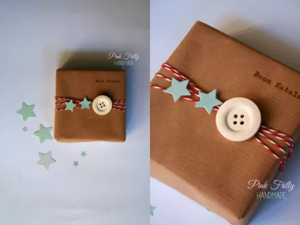 Pacchetto di Natale decorato con i bottoni