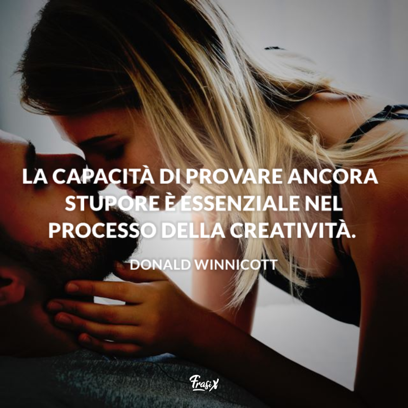 Donna sfiora il naso dell'uomo con il suo