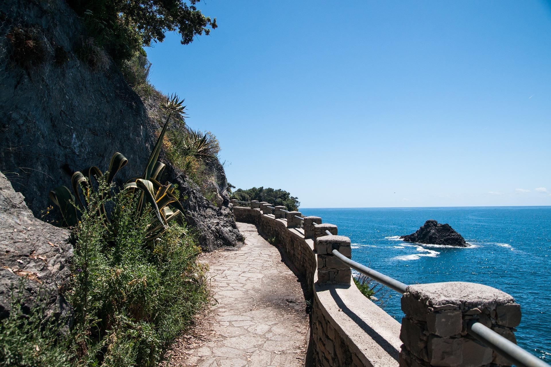 Foto di un percorso panoramico che costeggia il mare alle Cinque Terre