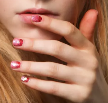 Nail art in gel rosso e rosa