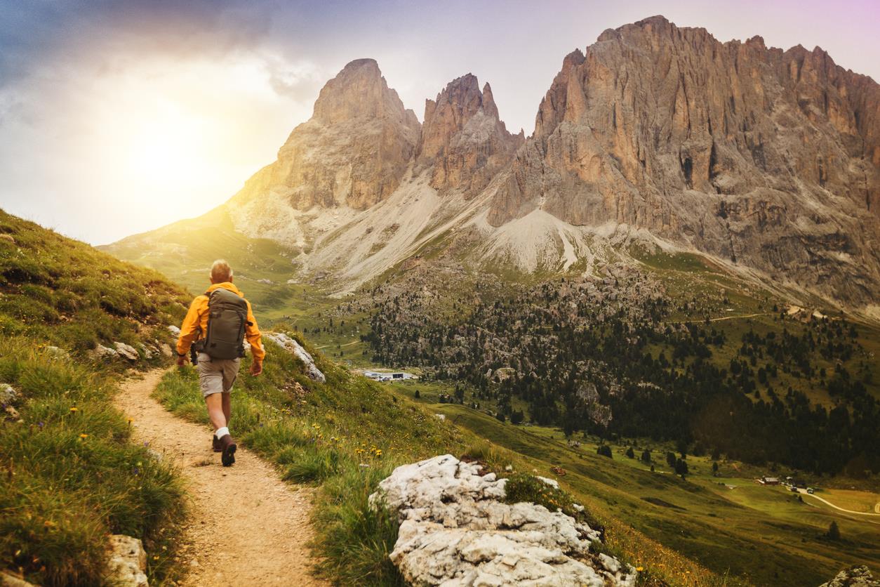 Uomo lungo un sentiero di montagna