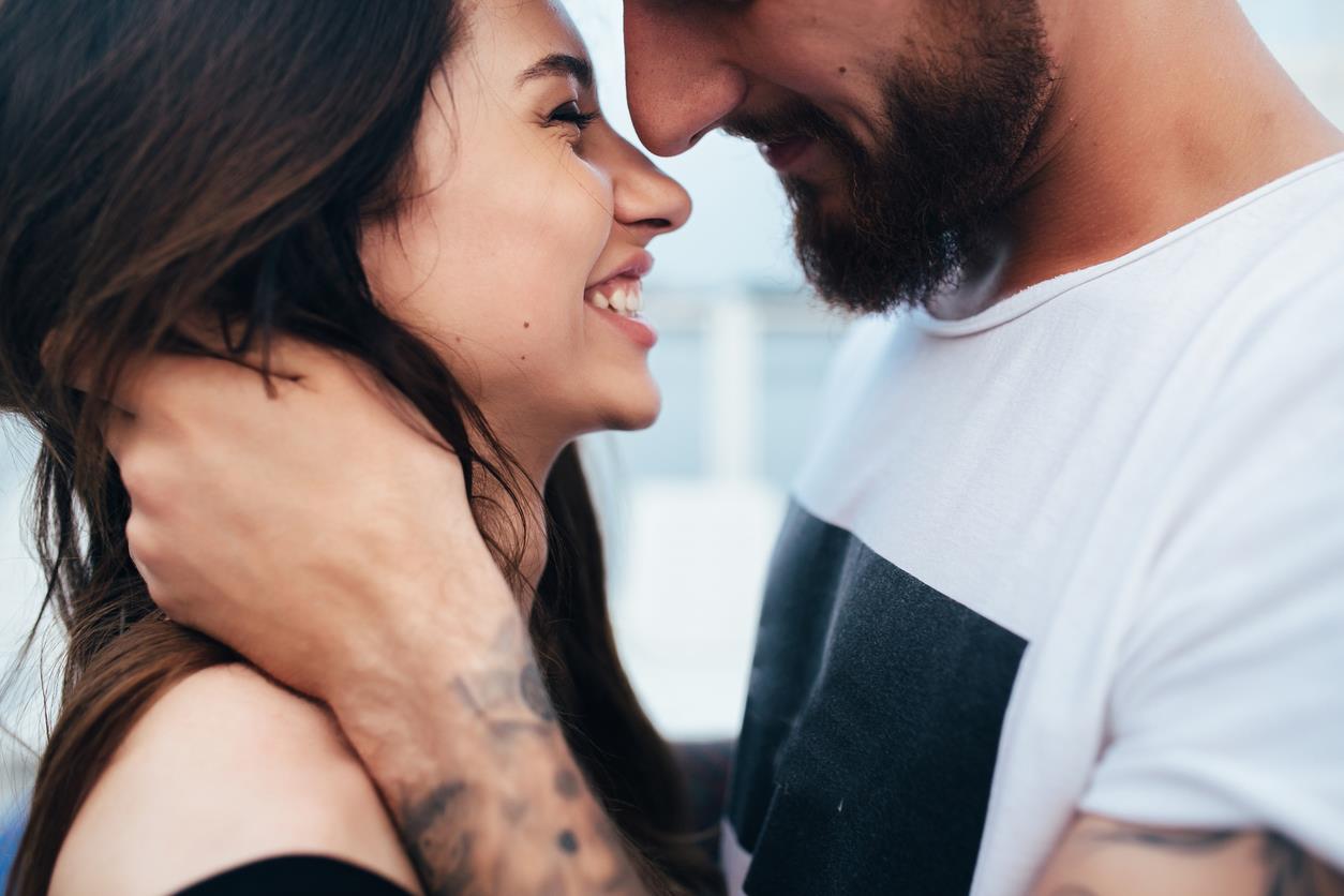 Uomo con le mani sul viso di una ragazza