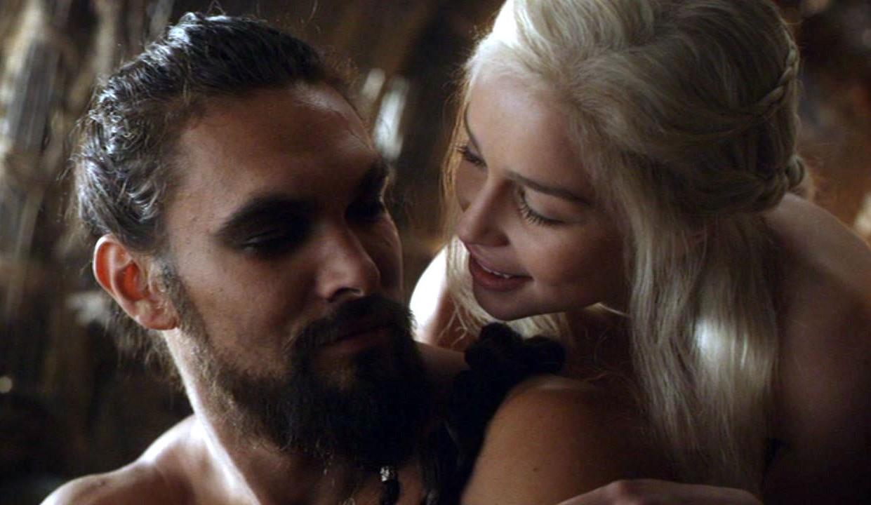 Una scena di Game of Thrones con Khal Drogo e Daenerys