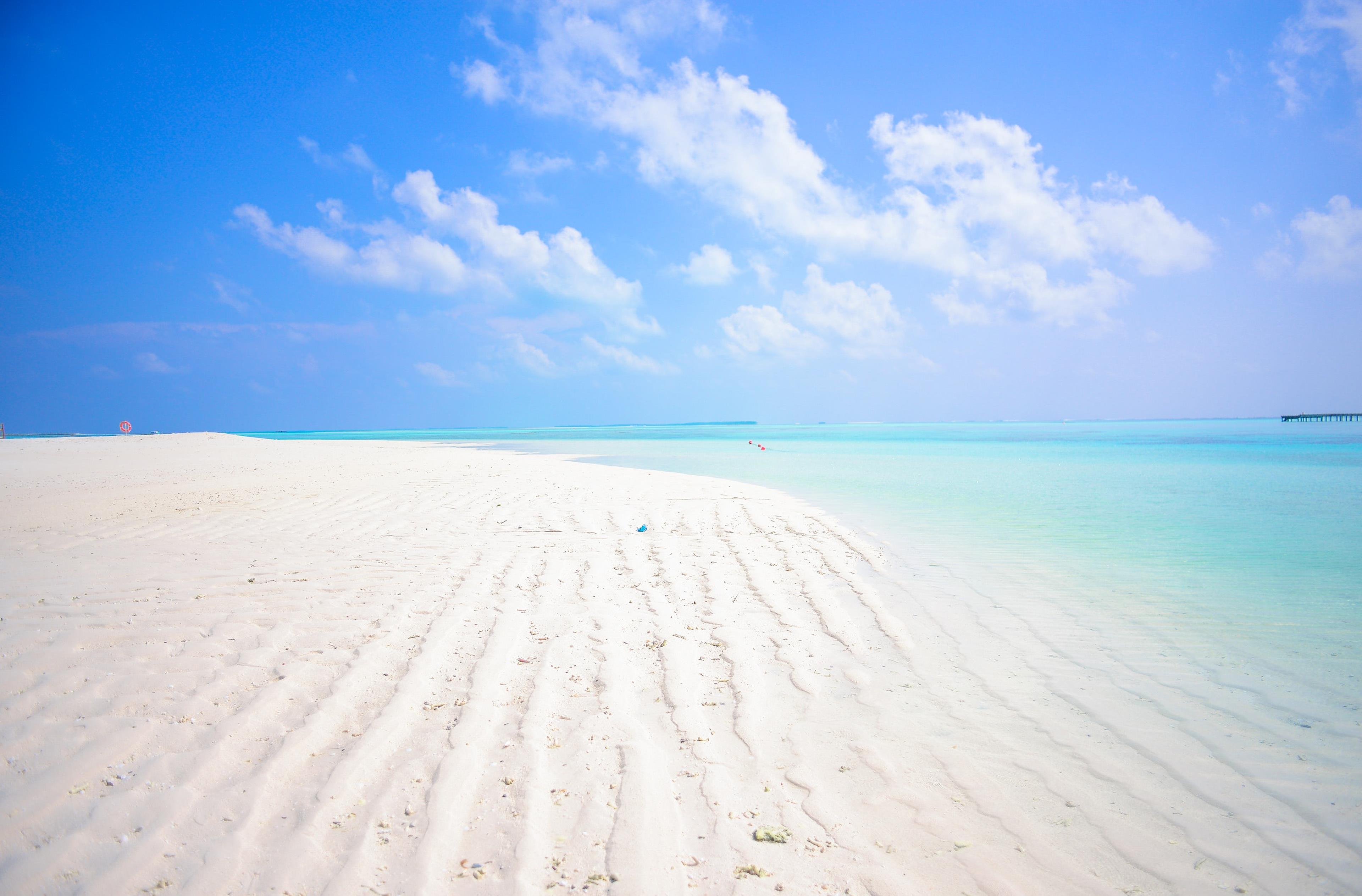 Spiaggia bianca bagnata da un mare azzurro