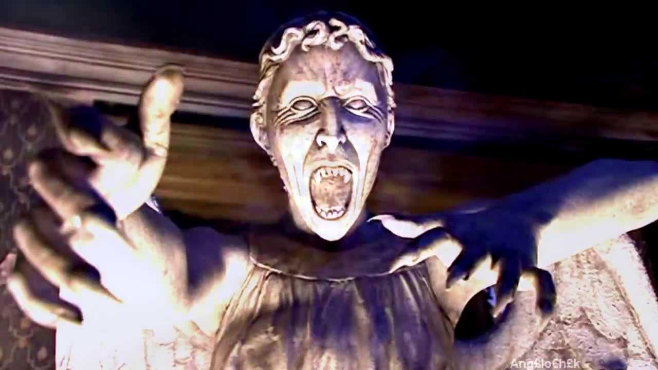 Mezzobusto di un Angelo Piangente in posizione di attacco