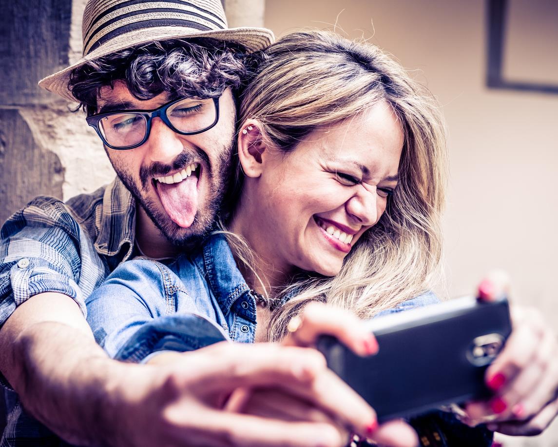 Una coppia si scatta un selfie divertente