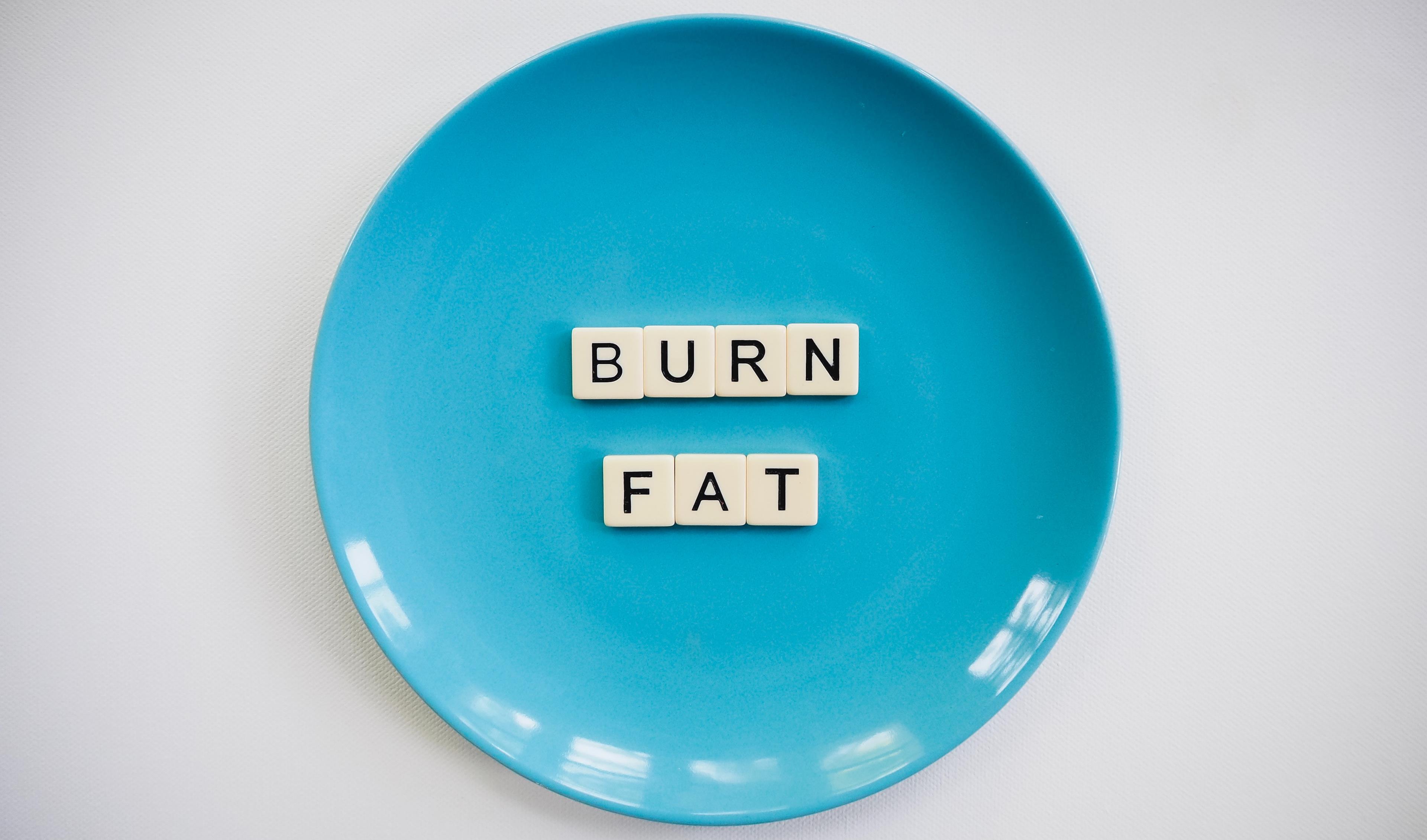 Piatto azzurro con scritta Burn Fat