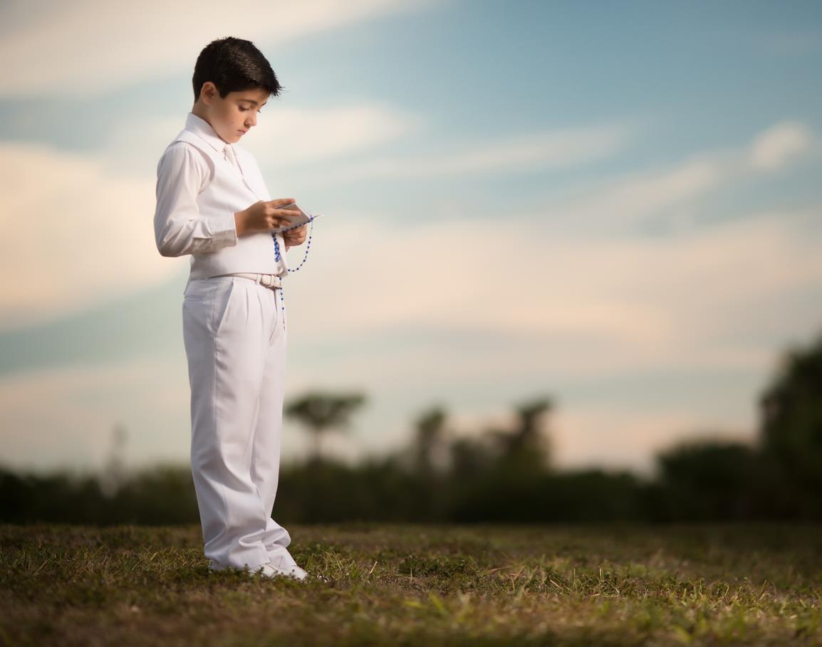 Bambino legge il vangelo
