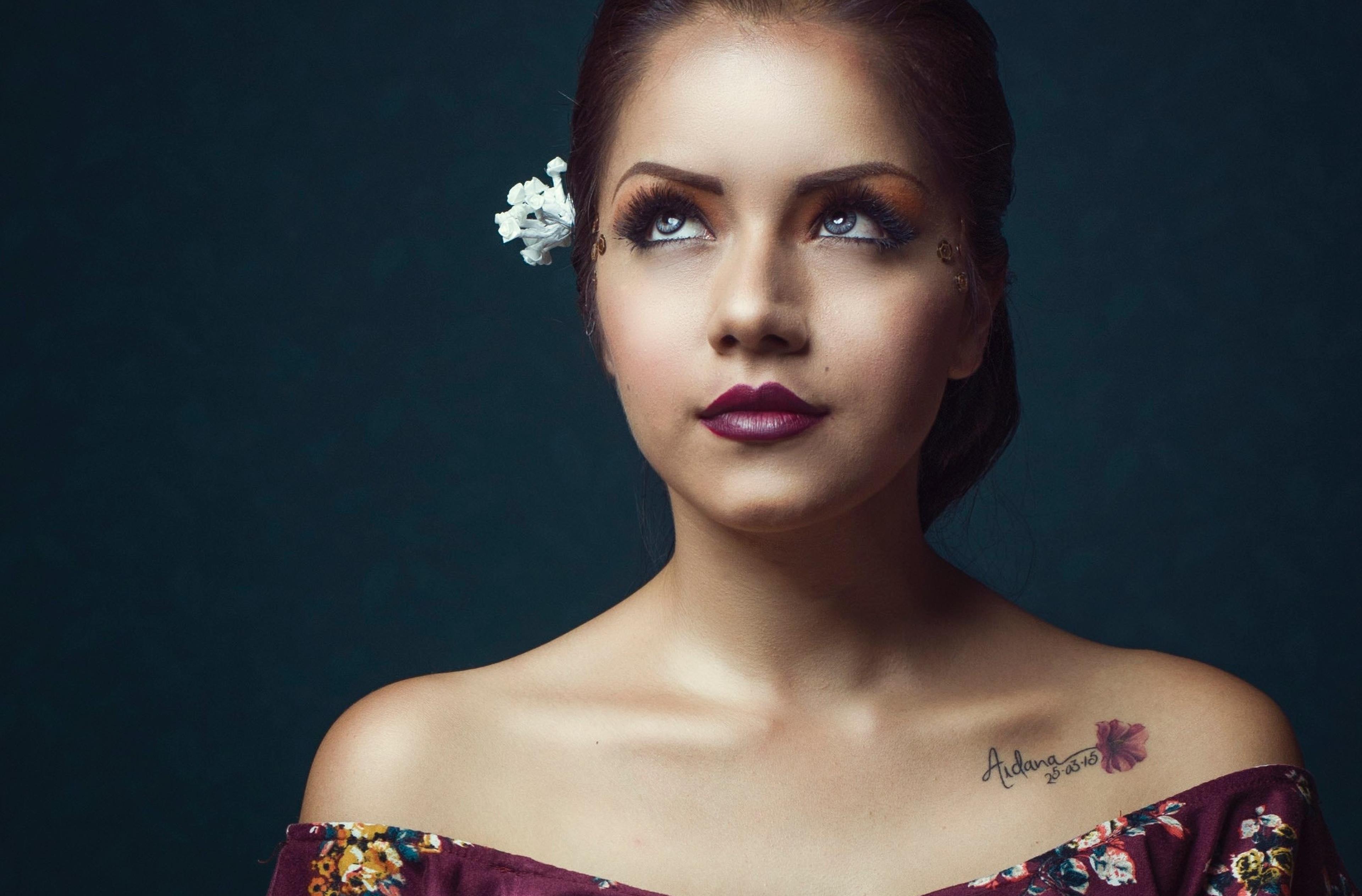 Donna con tatuaggio sulla spalla