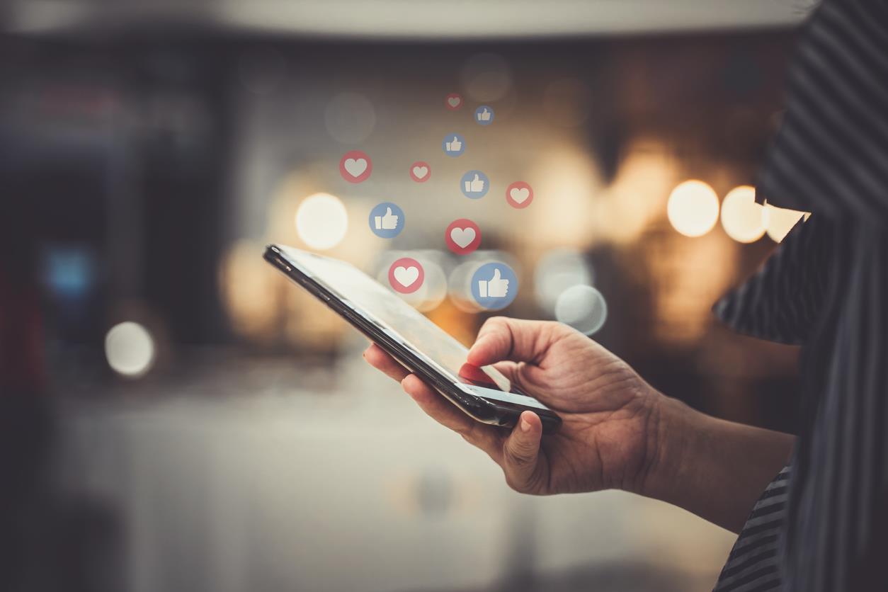 Uomo scrive su uno smartphone