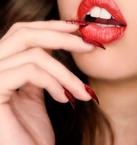 Smalto in gel rosso con glitter