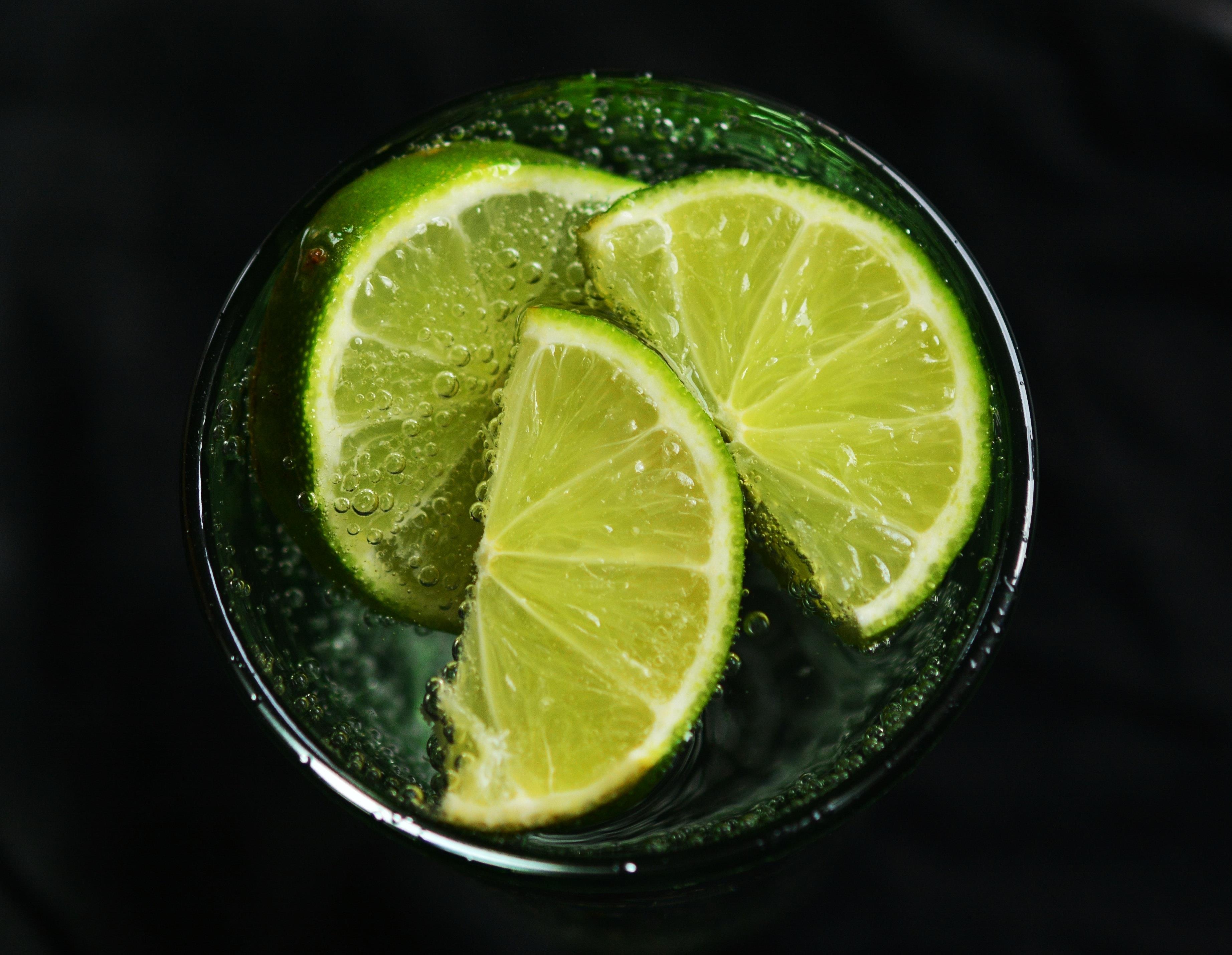 Bicchiere con acqua e limone
