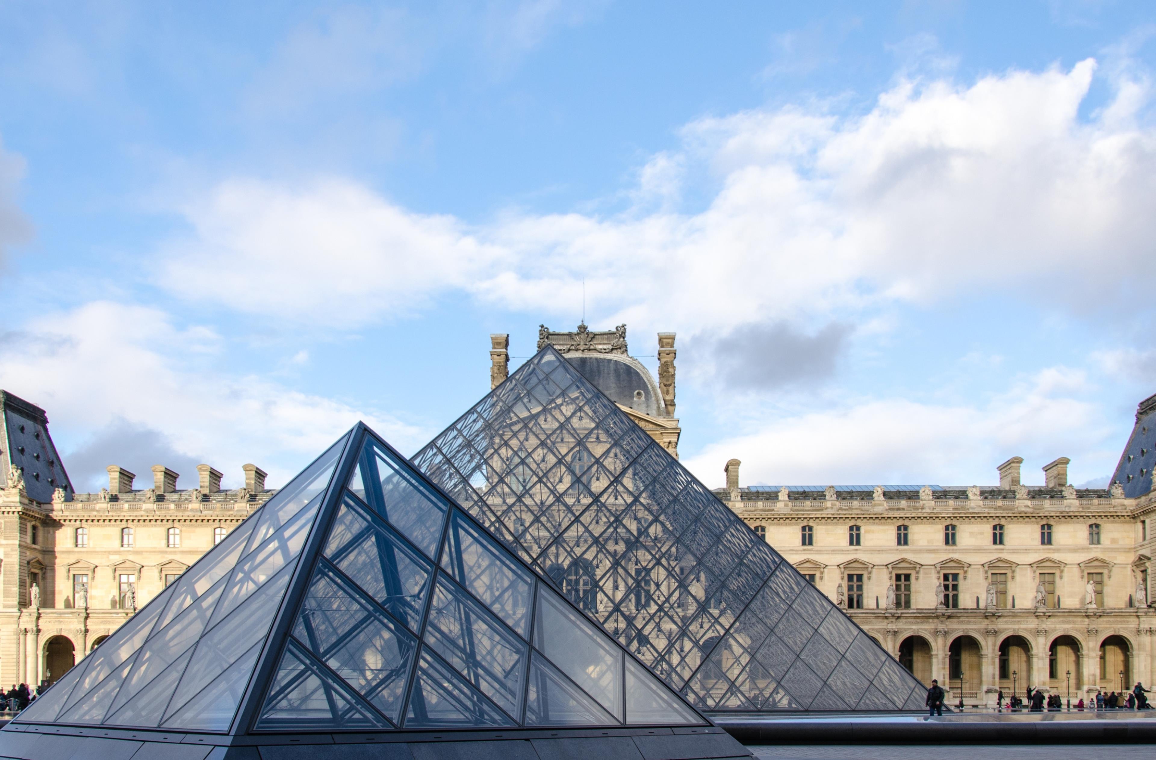 Panoramica dell'esterno del Louvre