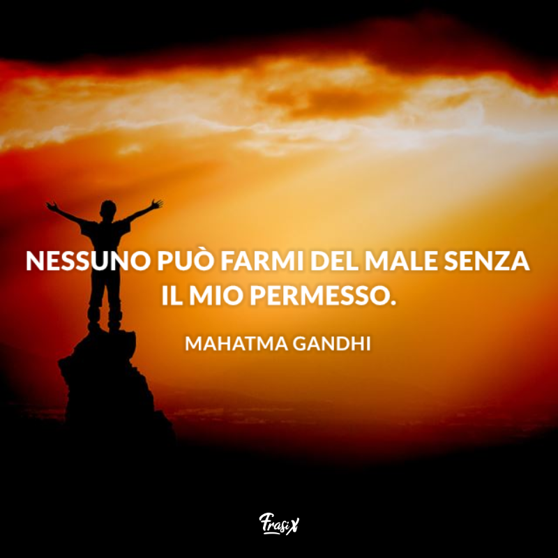 Uomo sul ciglio di un monte al tramonto