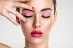 Unghie decorate 2022: tante idee glam per la nail art da copiare per essere fashion