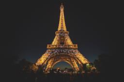 La Tour Eiffel di Parigi illuminata di notte