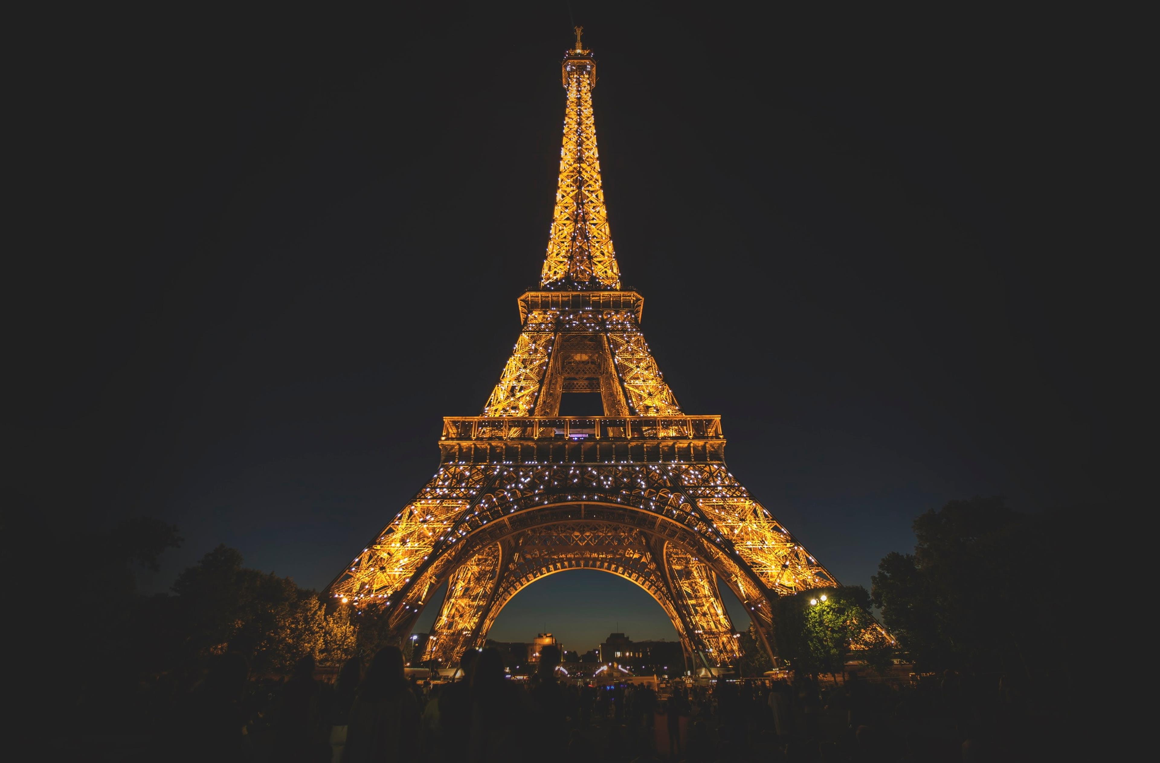 La Tour Eiffel di Parigi illuminata di notte