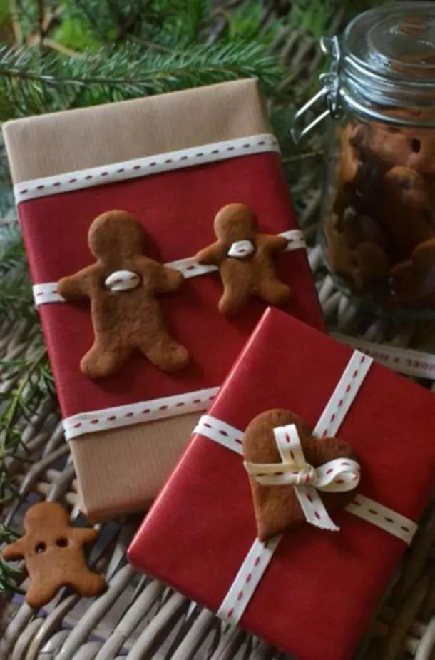 Pacchetti di Natale con i biscotti