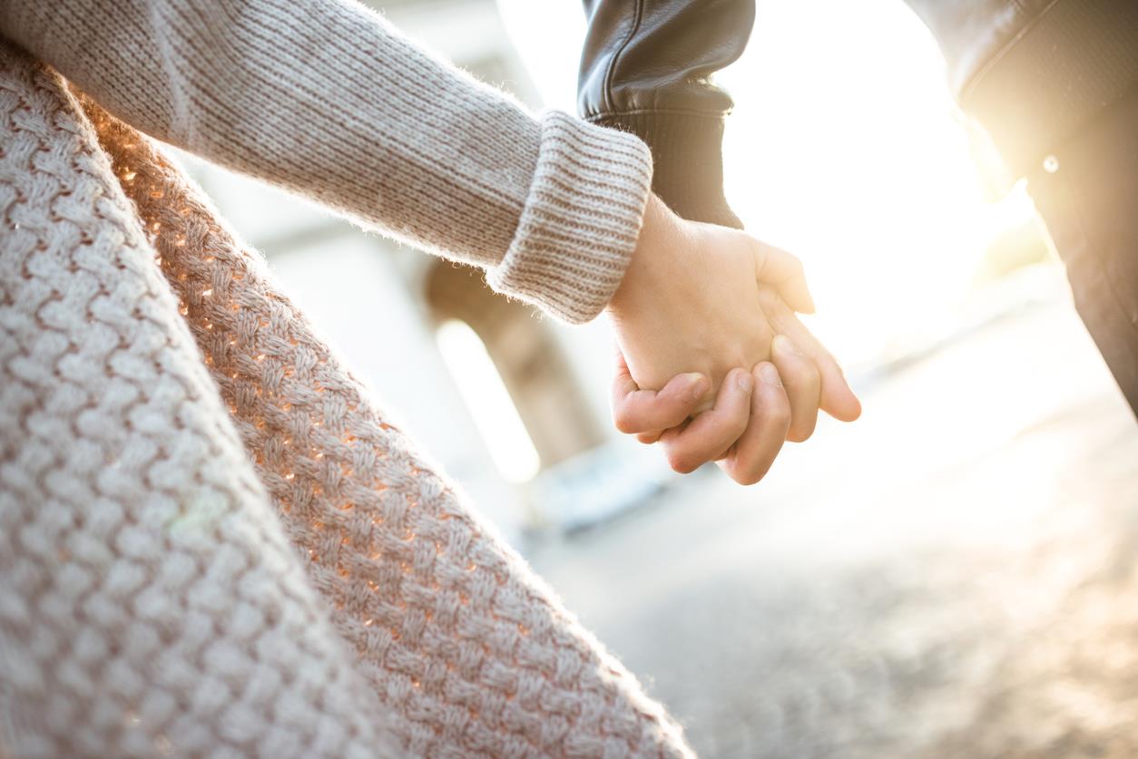 Uomo e donna si tengono per mano