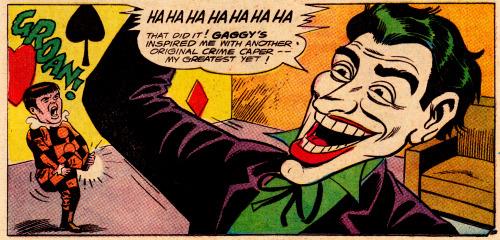 Mezzobusto disegnato del Joker che con aria scherzosa prende in giro un nano in costume 