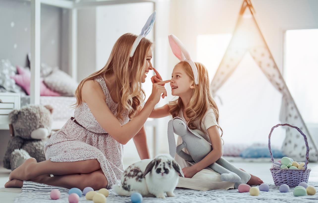 Mamma e figlia con orecchie da coniglio